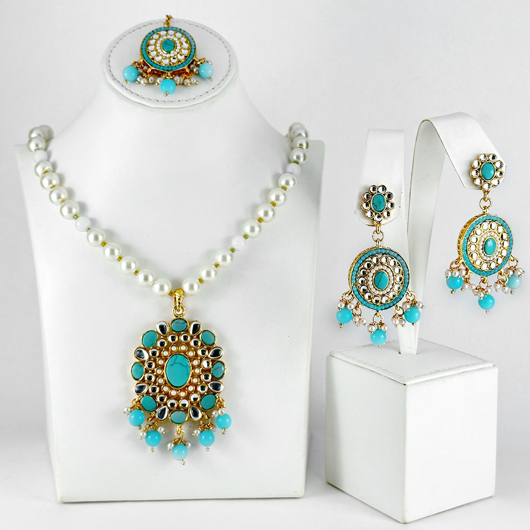 Another closeup showing intricate details of Al Musk Jewellery's (Sapphire Ornament).
