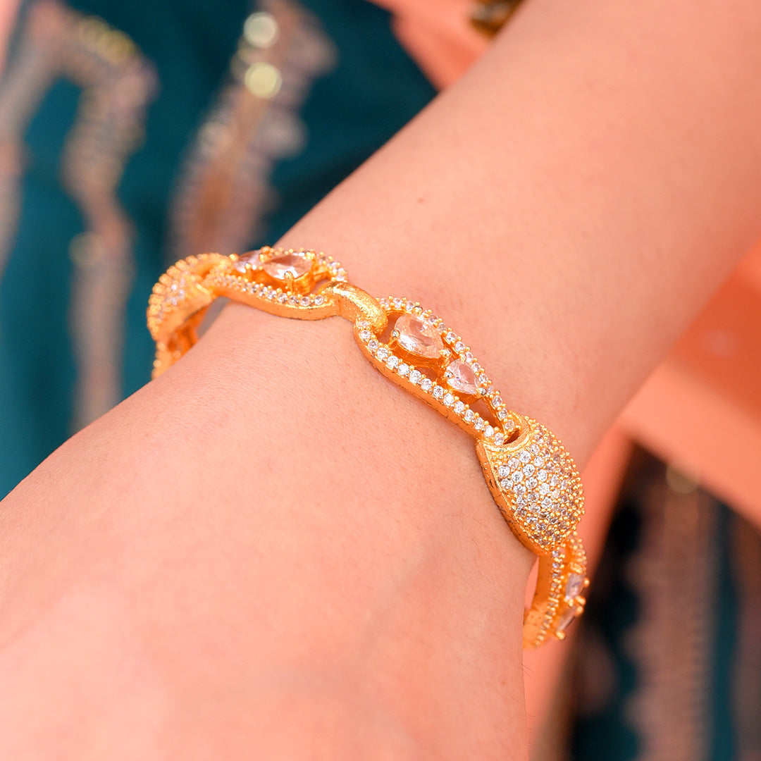  Another closeup showing intricate details of Al Musk Jewellery's (Royal Radiance Golden Bangle).