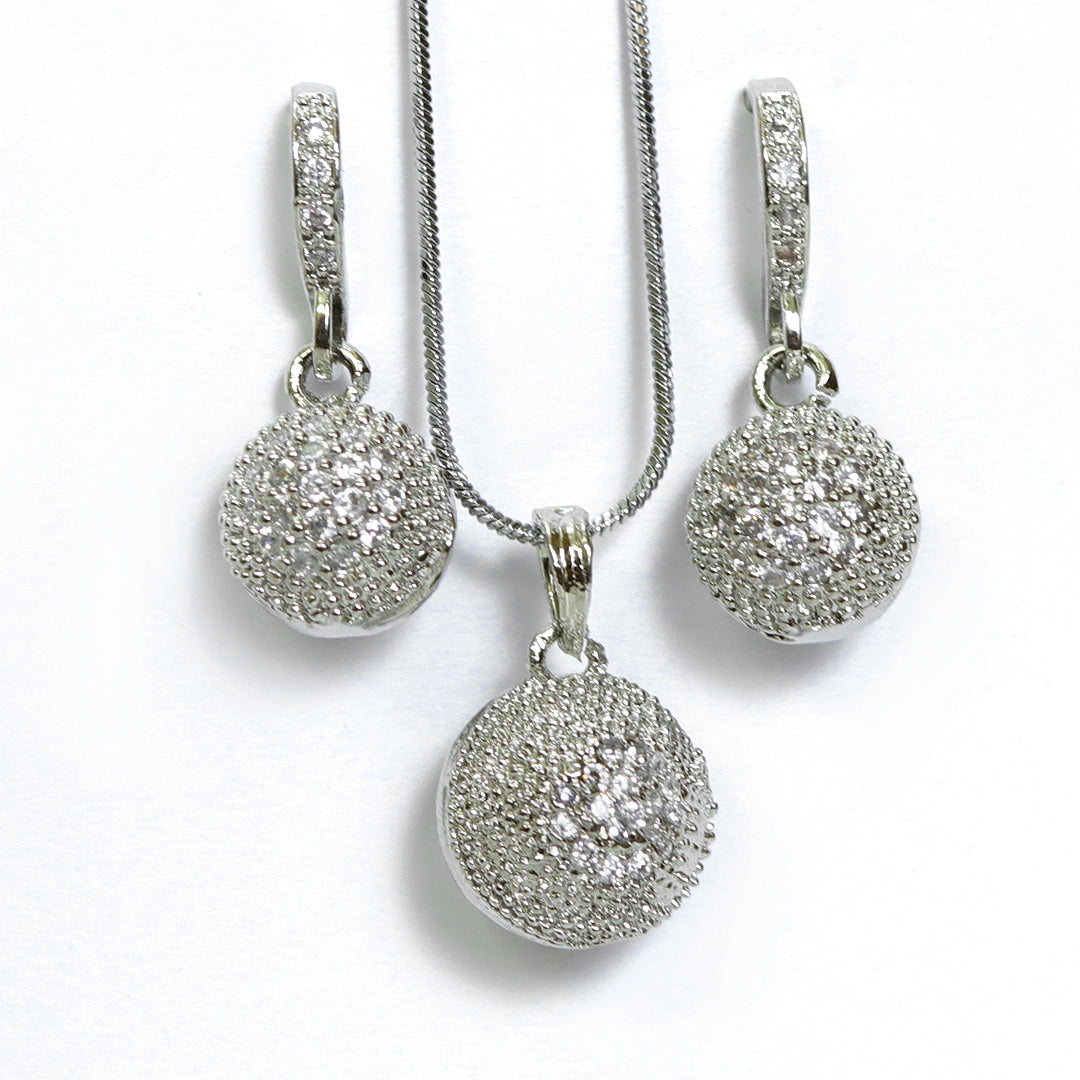 Another closeup showing intricate details of Al Musk Jewellery's (Radiance Duo).