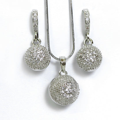 Another closeup showing intricate details of Al Musk Jewellery's (Radiance Duo).
