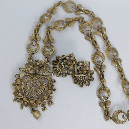 Another closeup showing intricate details of Al Musk Jewellery's (Vintage Royal).