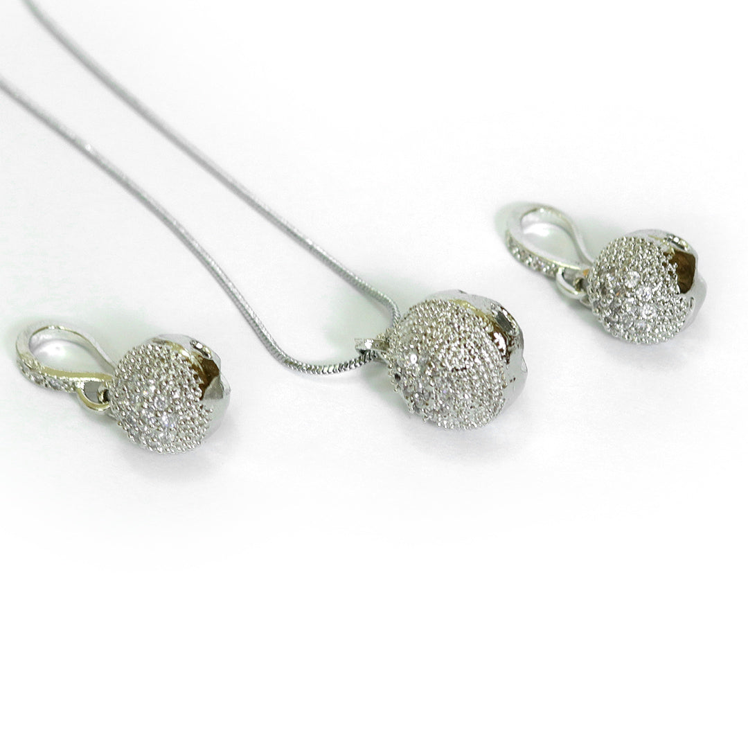 (Radiance Duo) shown in close up from Al Musk Jewellery collection.
