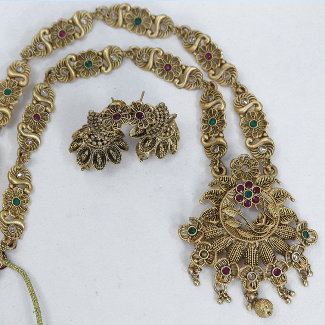 Another closeup showing intricate details of Al Musk Jewellery's (Antique Elegance).
