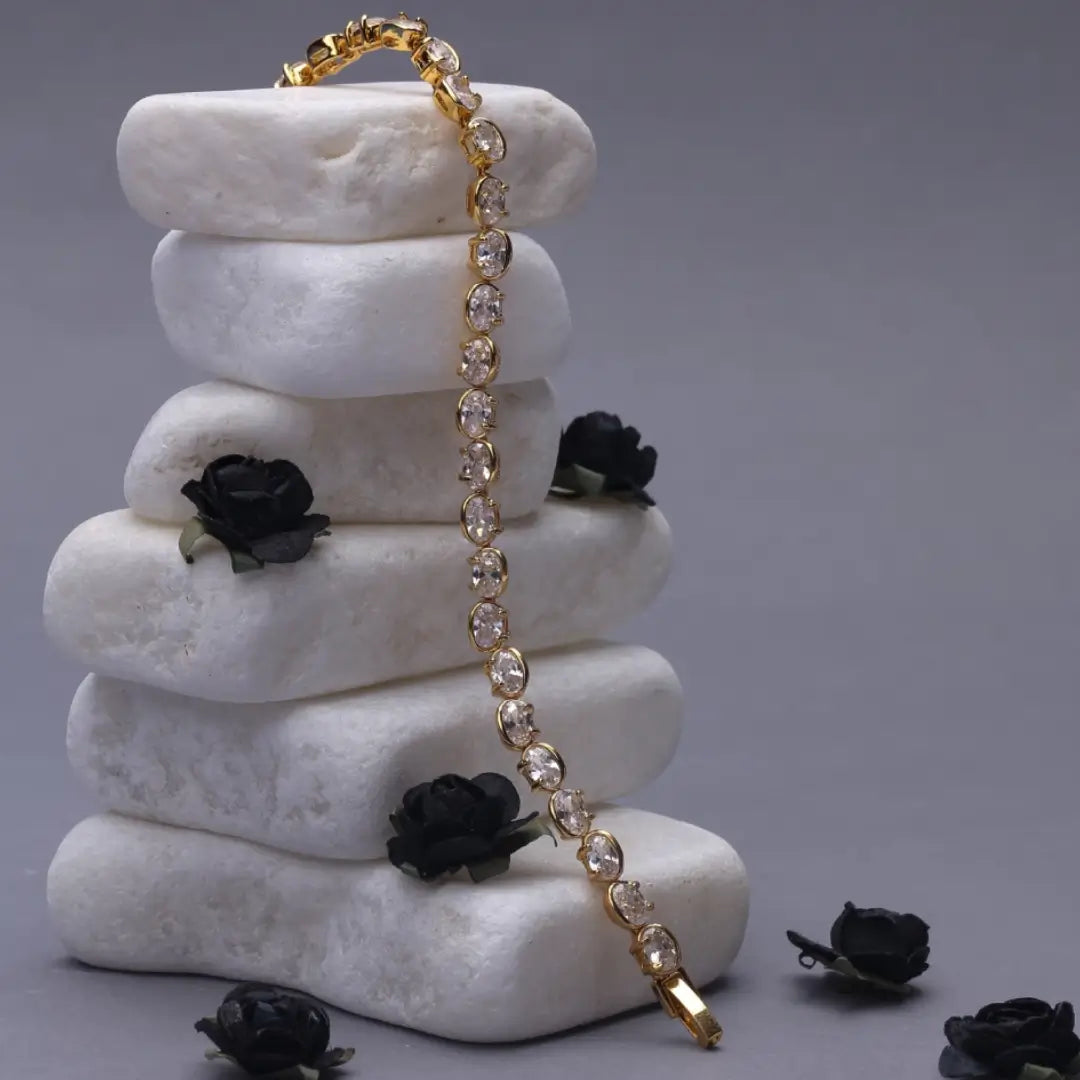 Another closeup showing intricate details of Al Musk Jewellery's (Ovalis Bracelet).