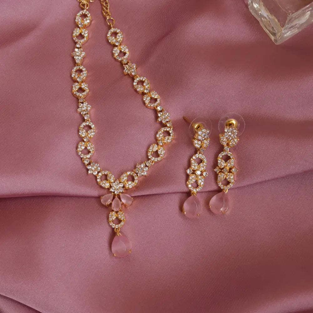 Another closeup showing intricate details of Al Musk Jewellery's (Ivy Embrace Necklace set).