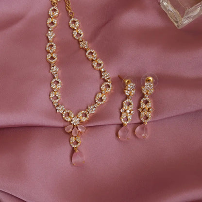 Another closeup showing intricate details of Al Musk Jewellery's (Ivy Embrace Necklace set).