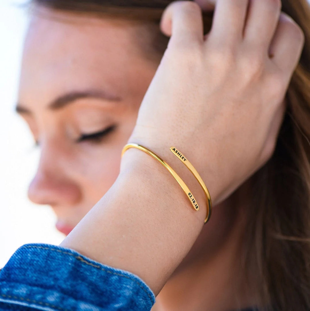 Another closeup showing intricate details of Al Musk Jewellery's (Sleek Cuff).
