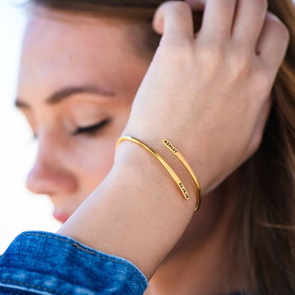 Another closeup showing intricate details of Al Musk Jewellery's (Sleek Cuff).