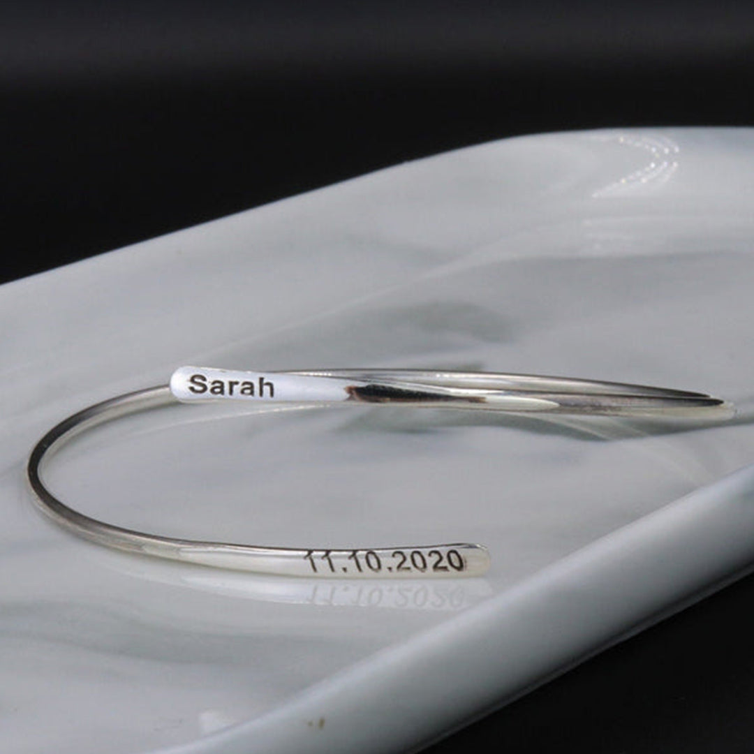  Another closeup showing intricate details of Al Musk Jewellery's (Sleek Cuff).